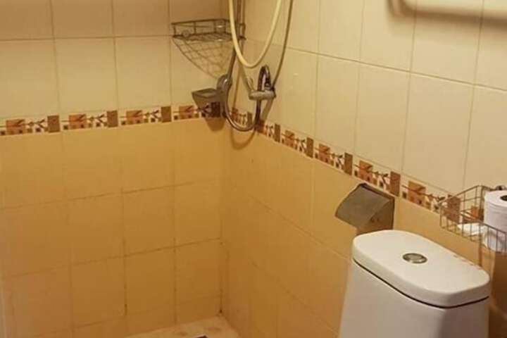 Room 12 of 16