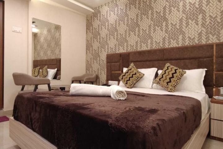 Room 6 of 12