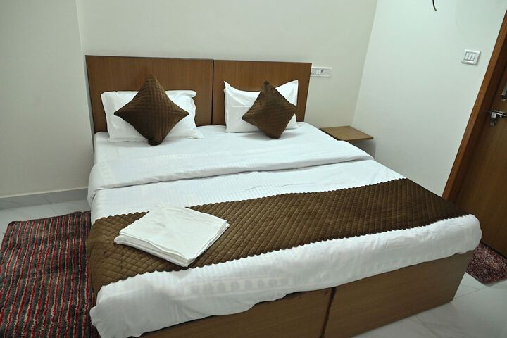Room 7 of 9