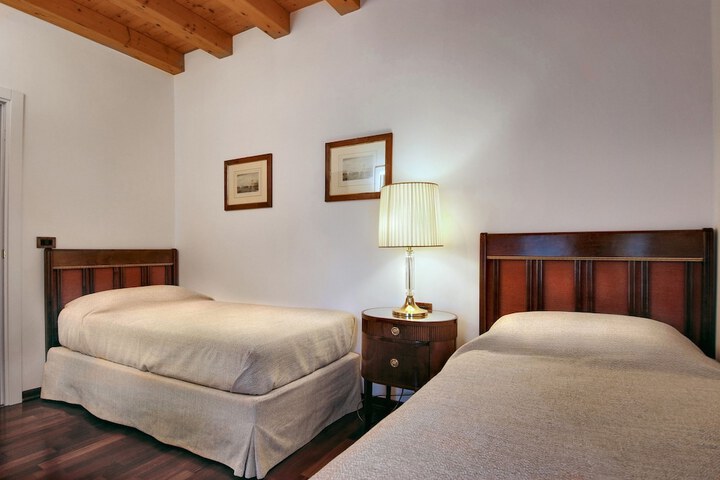 Room 7 of 17
