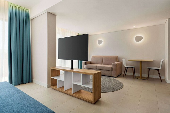 Room 16 of 34