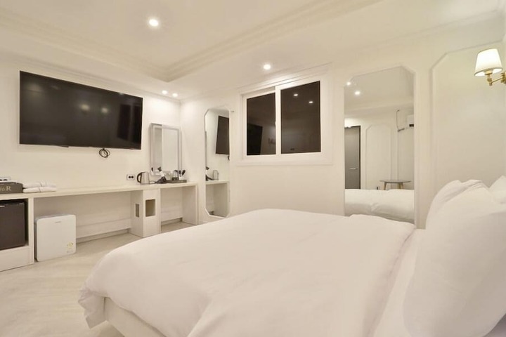 Room 6 of 63