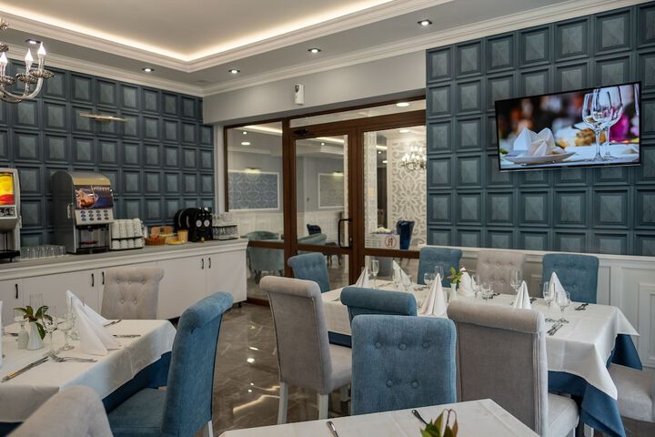 Dining 30 of 51