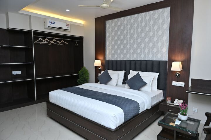 Room 5 of 28