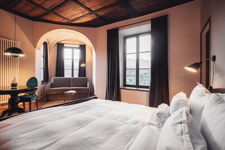 Room 2 of 69