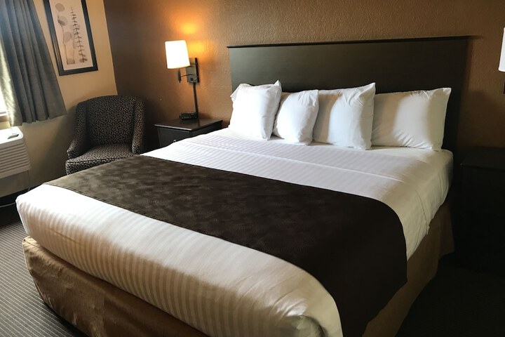 1 Queen Bed (2 of 14)
