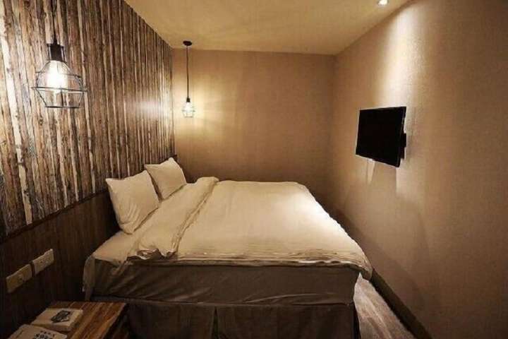 Room 32 of 50