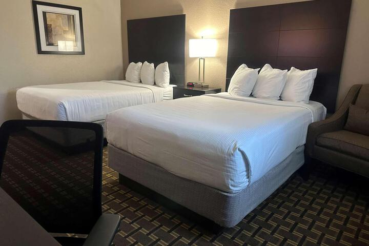 2 Double Beds Microwave and Refrigerator WiFi Full Breakfast (5 of 7)