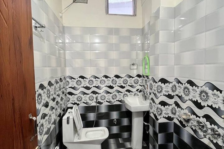 Room 6 of 8