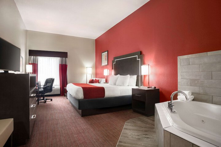 1 King Bed (4 of 11)