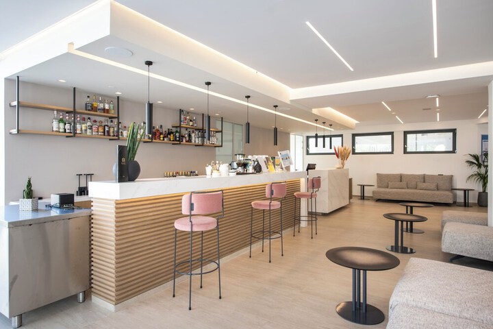 Lounge 116 of 152