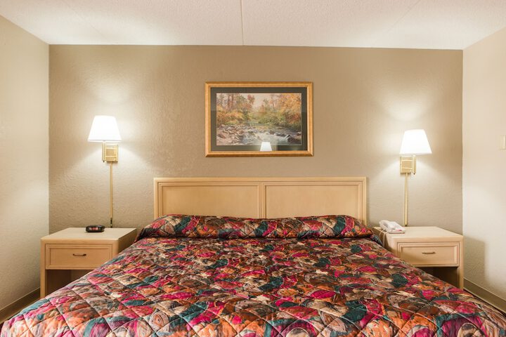 Deluxe King Bed (9 of 10)