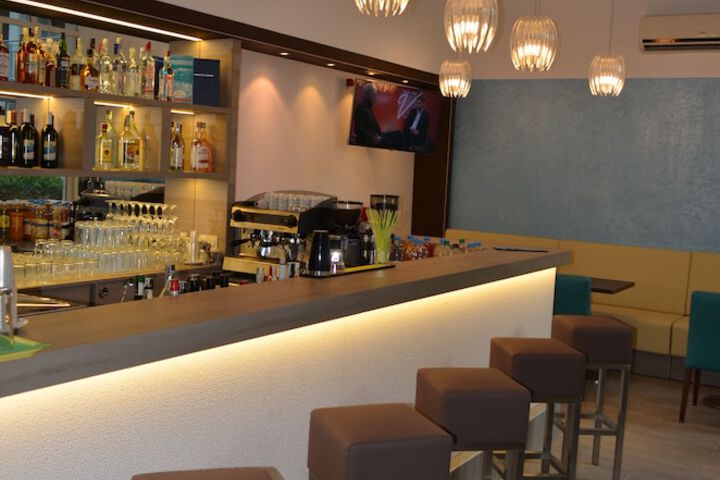 Lounge 52 of 65