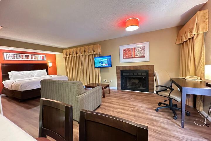1 Queen Bed Studio Accessible Suite (14 of 44)