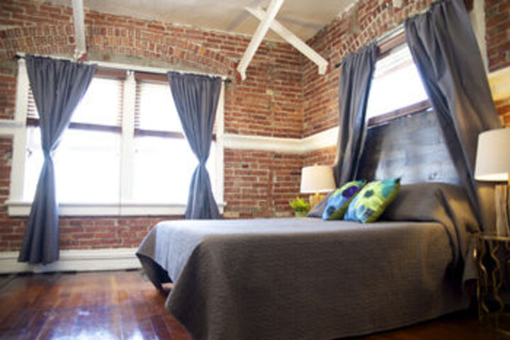 Room 2 of 10