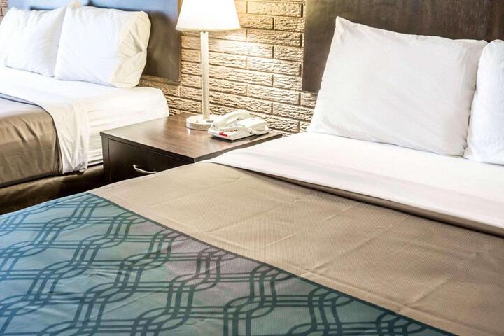 1 Queen Bed Accessible (11 of 12)