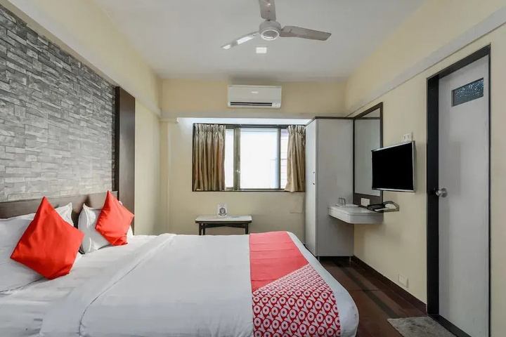 Room 6 of 18