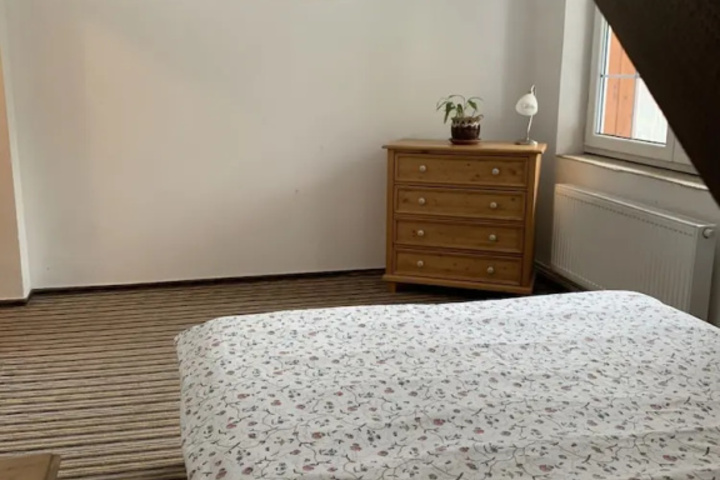 Room 6 of 18