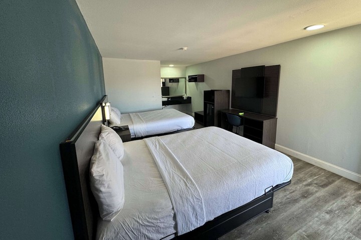 2 Queen Beds (2 of 3)