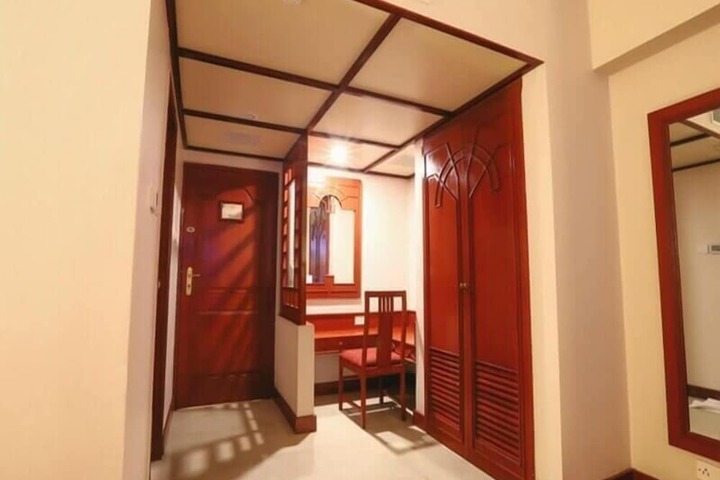 Room 17 of 34