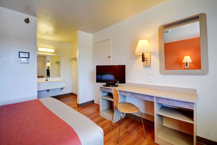 Deluxe Room 1 Queen Bed Accessible Refrigerator, Microwave (4 of 12)