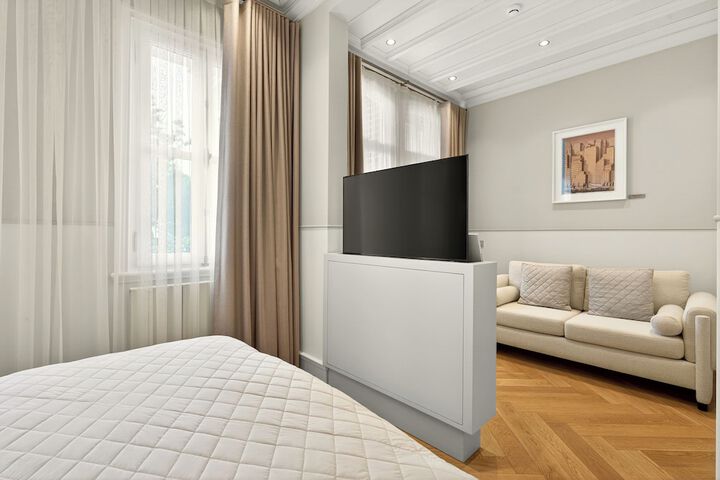 Room 10 of 103