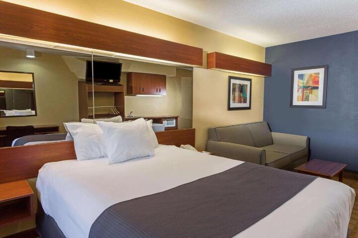 1 Queen Bed (15 of 15)