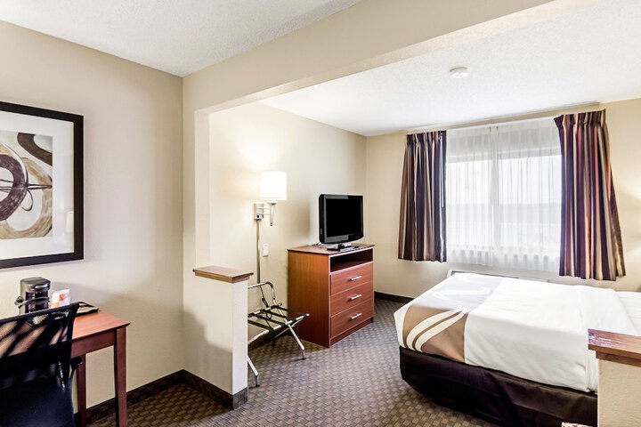 1 Queen Bed (18 of 26)