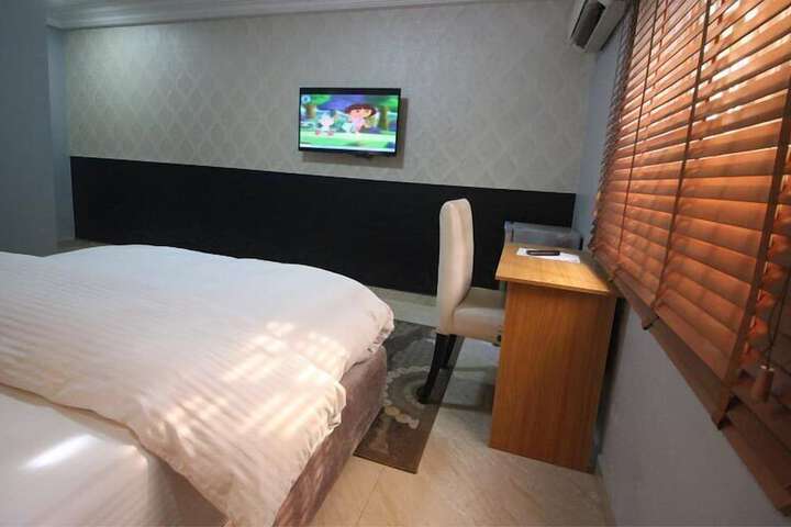 Room 8 of 17