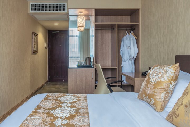 Room 15 of 33