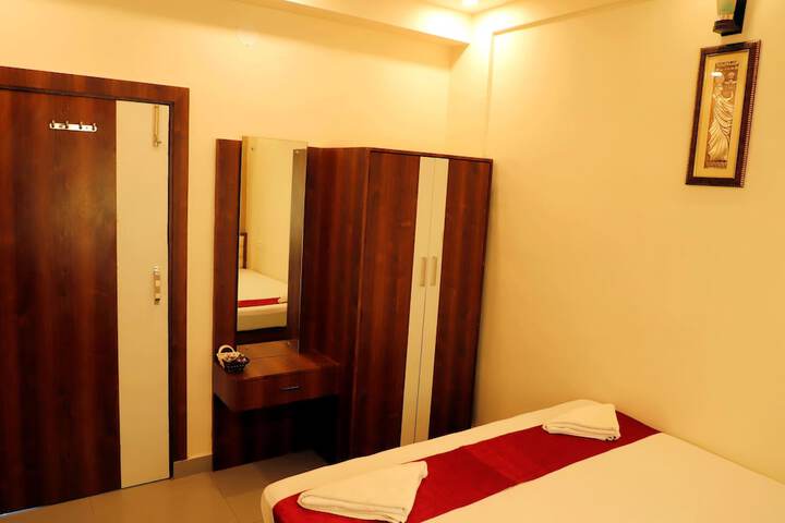 Room 5 of 8