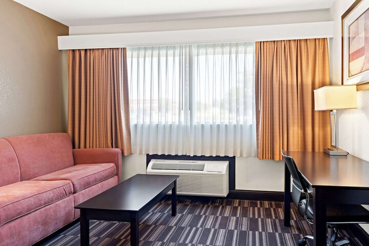 1 King Bed Mobility Accessible Communication Assistance Bathtub Continental Breakfast (19 of 19)