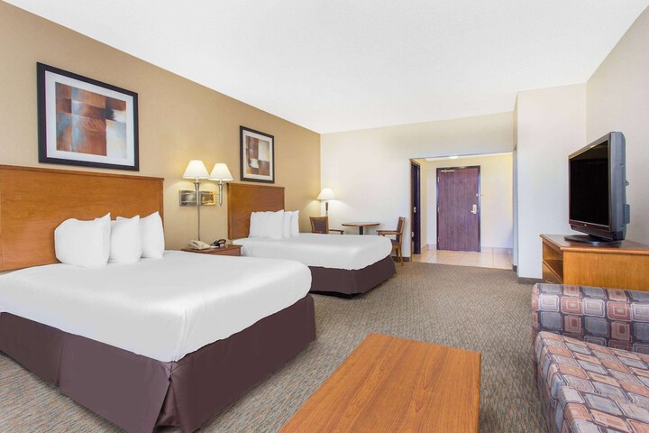 2 Queen Beds Mobility Accessible (1 of 5)
