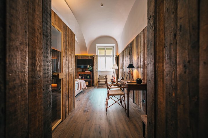 Room 35 of 104