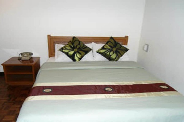Room 9 of 18