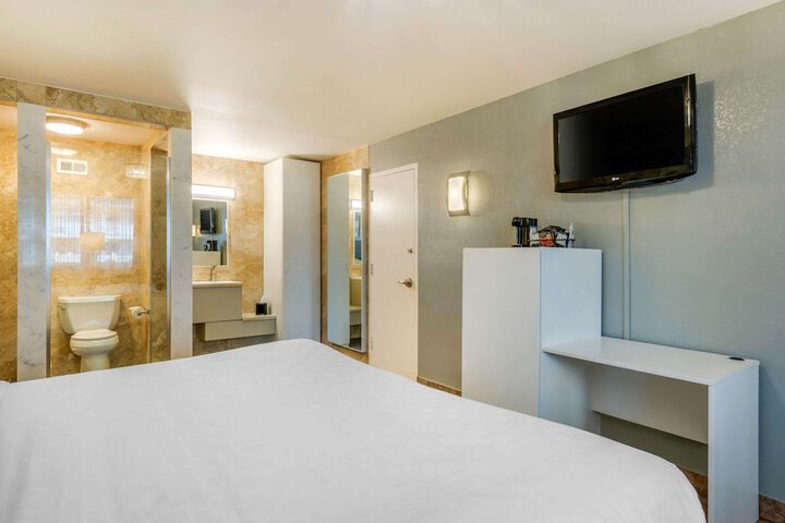 1 King Bed Accessible (22 of 24)