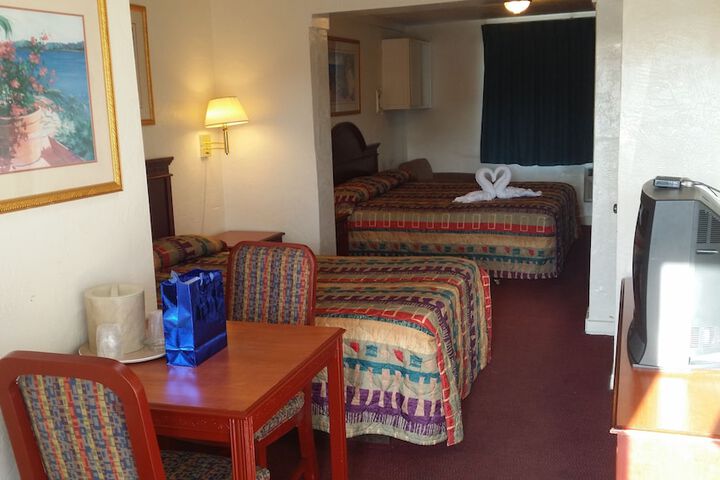 Room 4 of 8