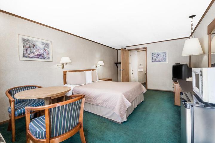 1 Queen Bed (18 of 19)