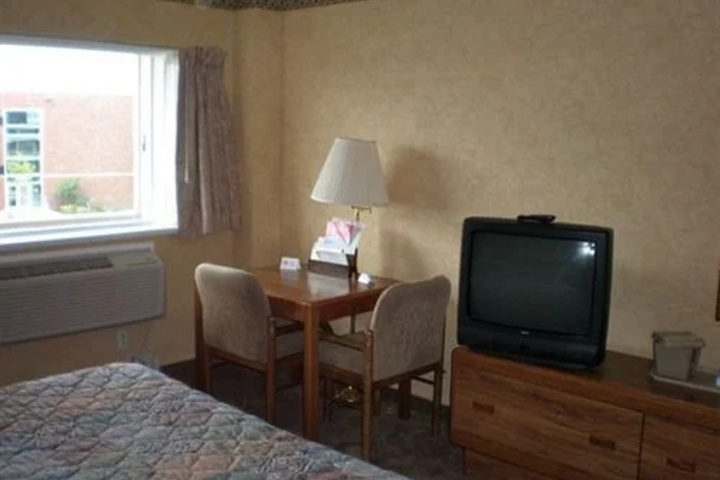 Room 4 of 18