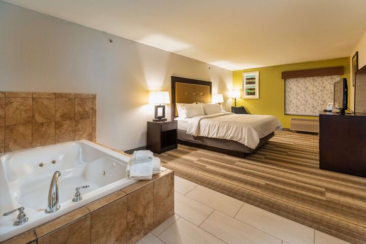 1 King Bed (5 of 7)