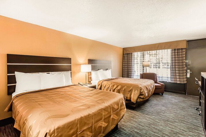 2 Queen Beds (6 of 8)