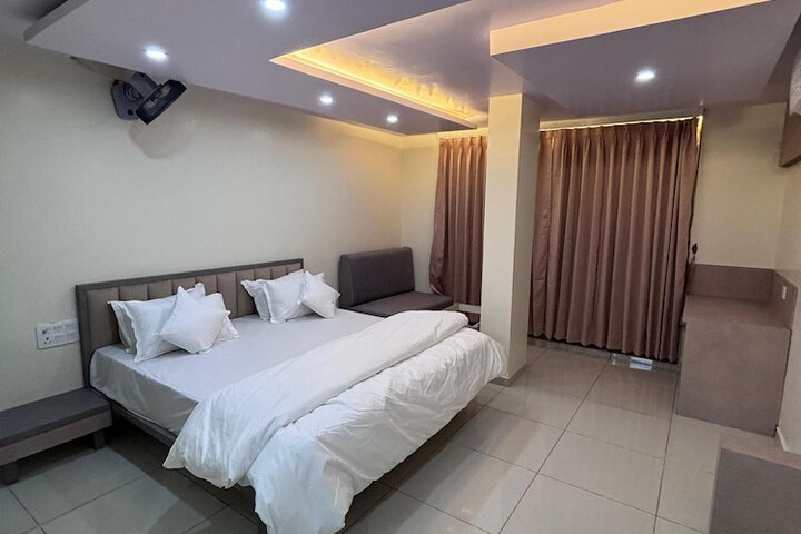 Room 8 of 16