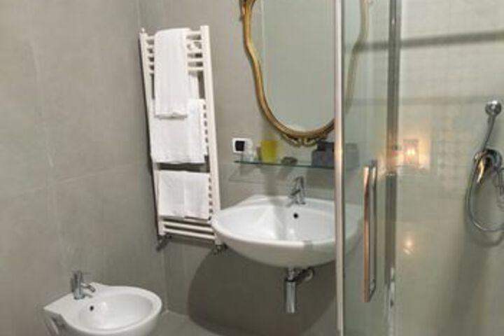 Room 2 of 32
