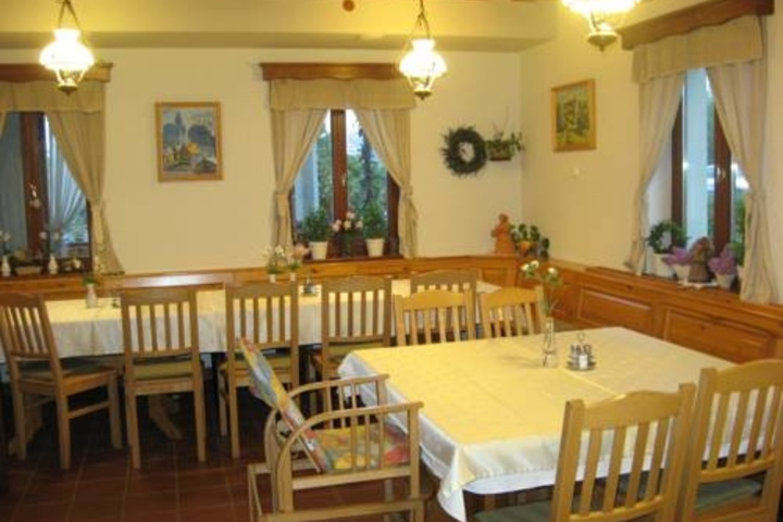 Dining 7 of 8