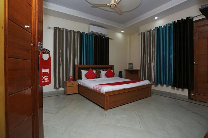 Room 6 of 13