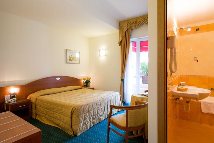 Room 3 of 62