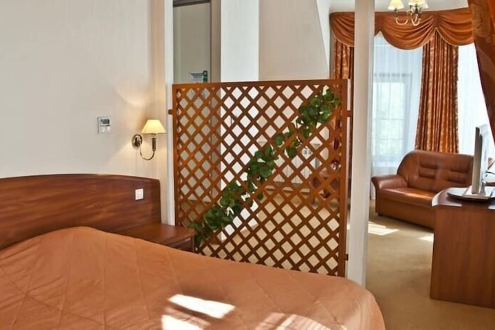 Room 6 of 28