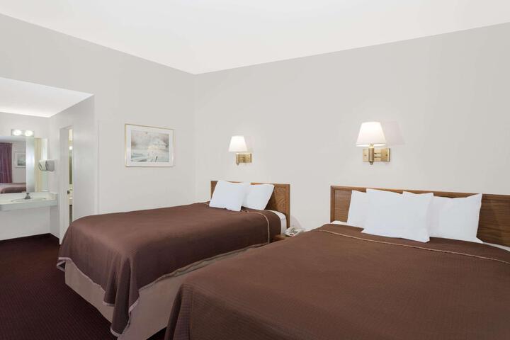 1 Queen Bed (7 of 13)