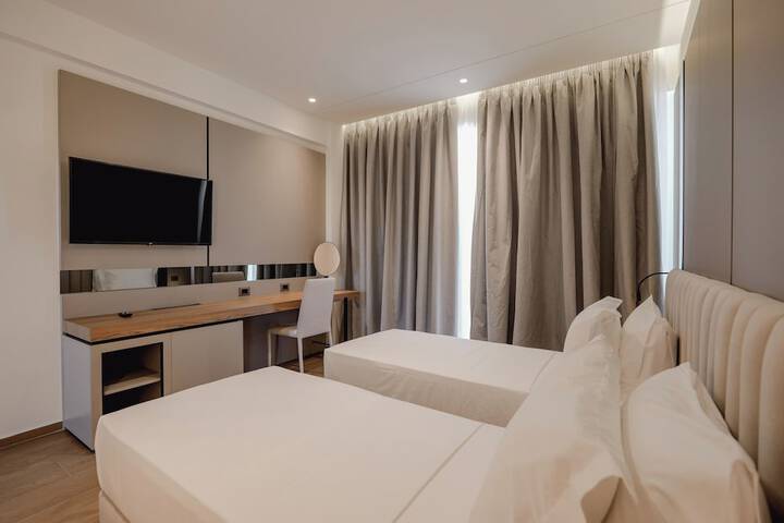 Room 3 of 43