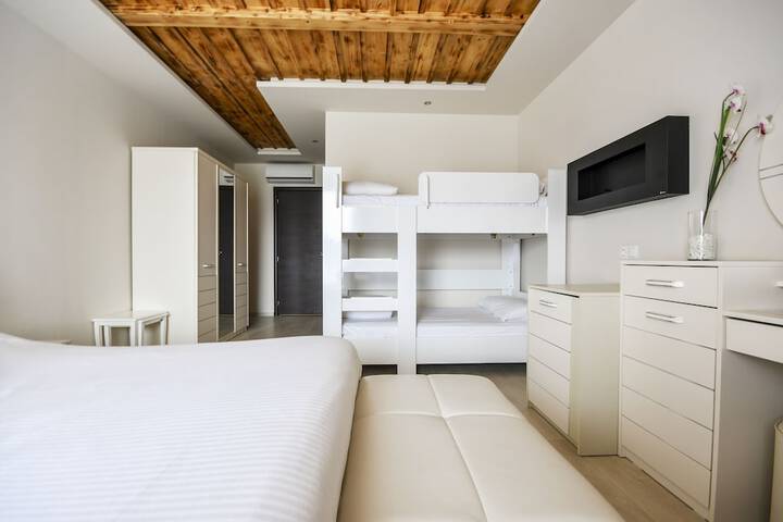 Room 12 of 82